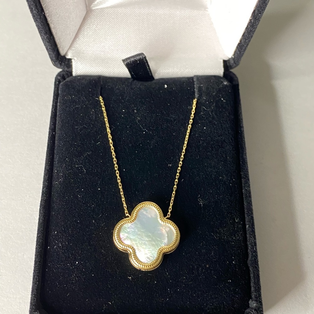 Vintage gold clover necklace 14kt